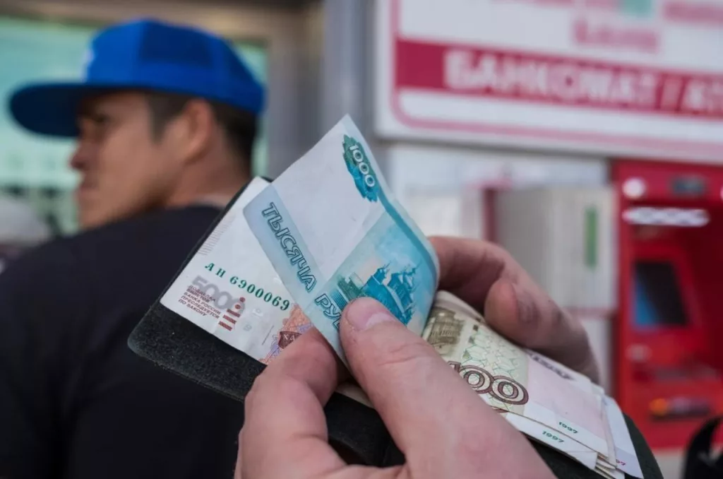 В РФ предложили брать госпошлину с денежных переводов мигрантов