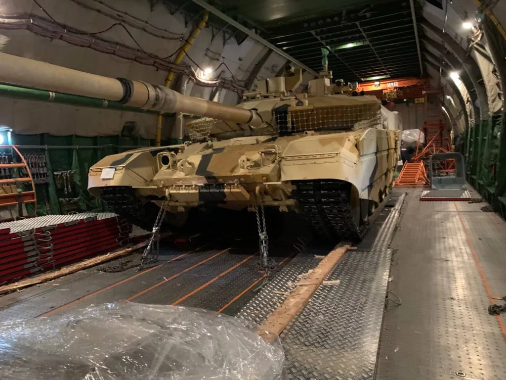 Танк Т-90МС, доставленный Рособоронэкспортом в Абу-Даби (ОАЭ) на оружейную выставку «IDEX-2025», которая пройдёт 17–21 февраля