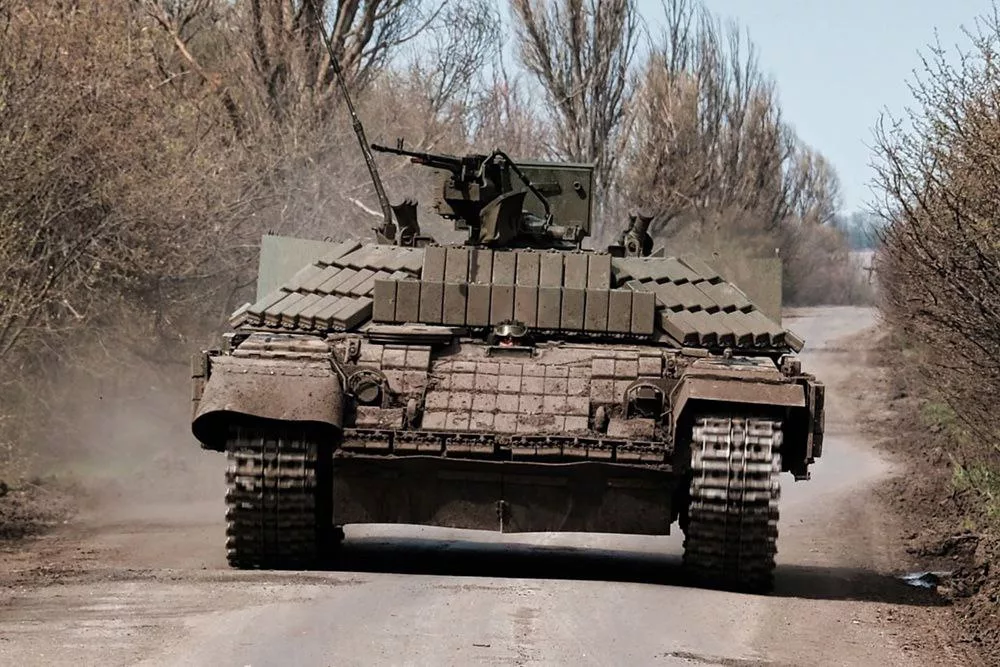 Продолжая тему БТРов на базе переделанных старых танков (включая и Т-64) не лишним будет вспомнить и опыт противника