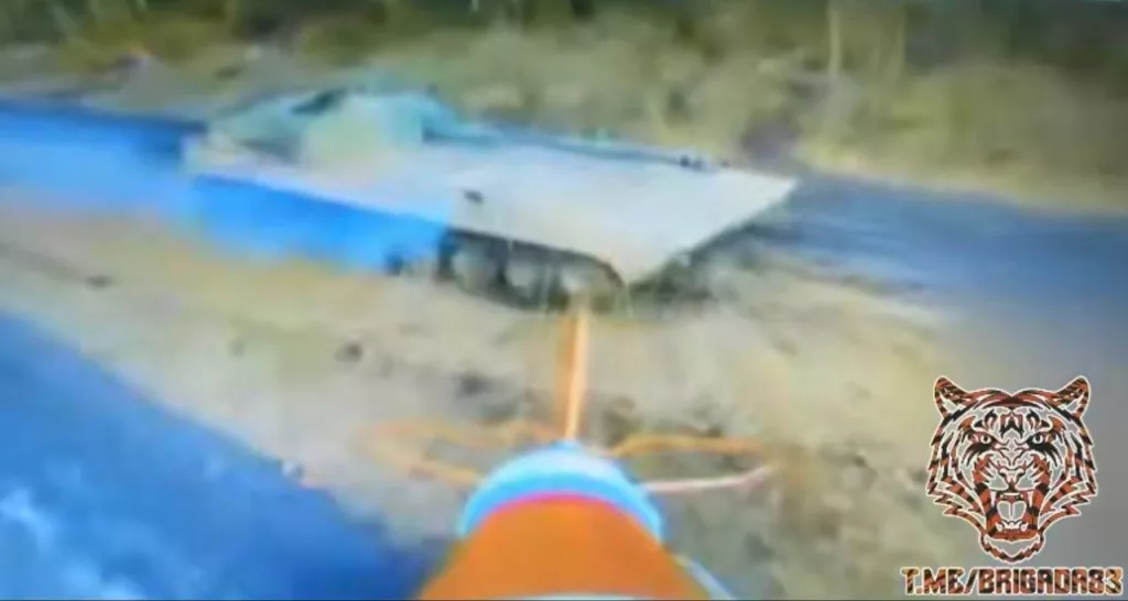 Поражение FPV-дроном движущейся 122-мм САУ «Гвоздика» ВСУ в Сумской области