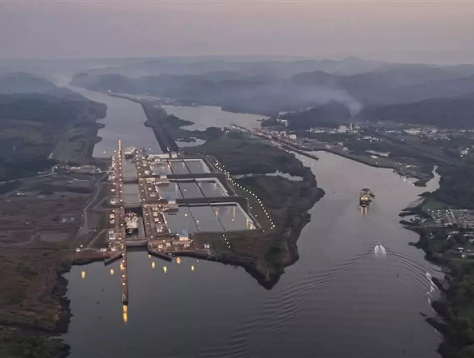 Власти Панамы отменили сбор за проход через канал американских правительственных судов