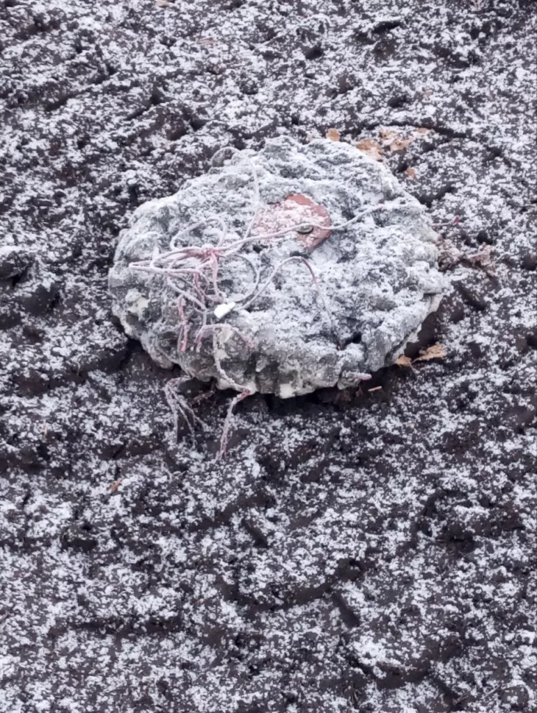 Противник применяет новые методы маскировки – покрывает ТМ-62 монтажной пеной и окрашивает под цвет земли