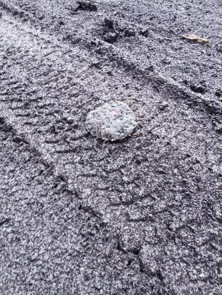 Противник применяет новые методы маскировки – покрывает ТМ-62 монтажной пеной и окрашивает под цвет земли