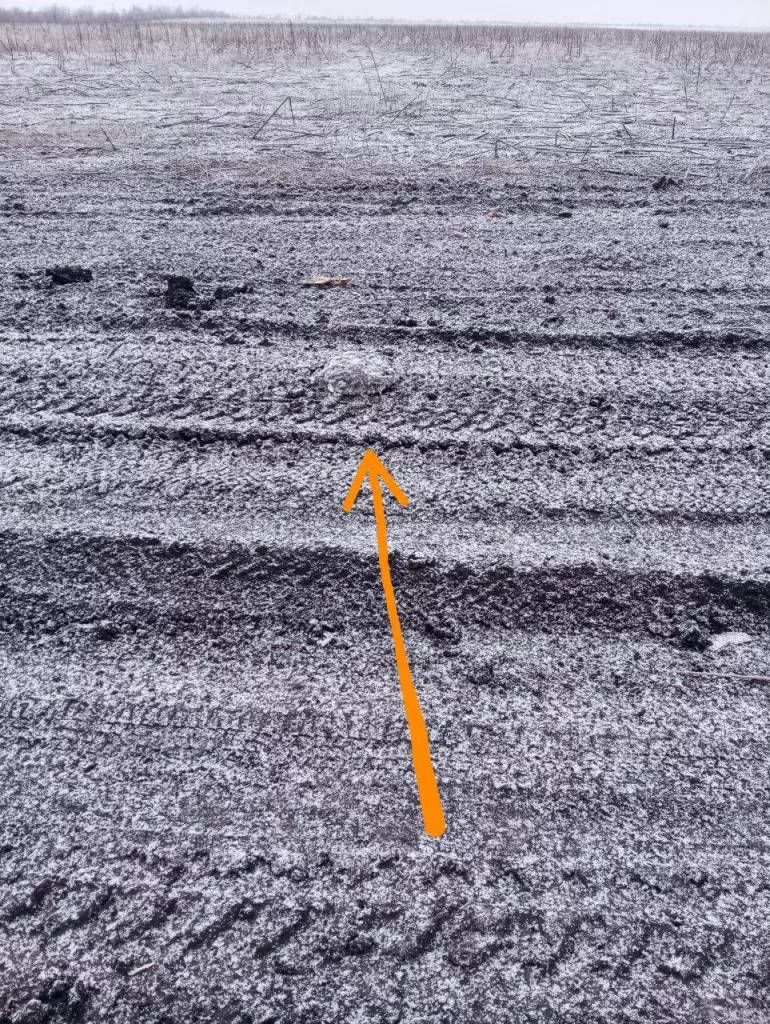 Противник применяет новые методы маскировки – покрывает ТМ-62 монтажной пеной и окрашивает под цвет земли