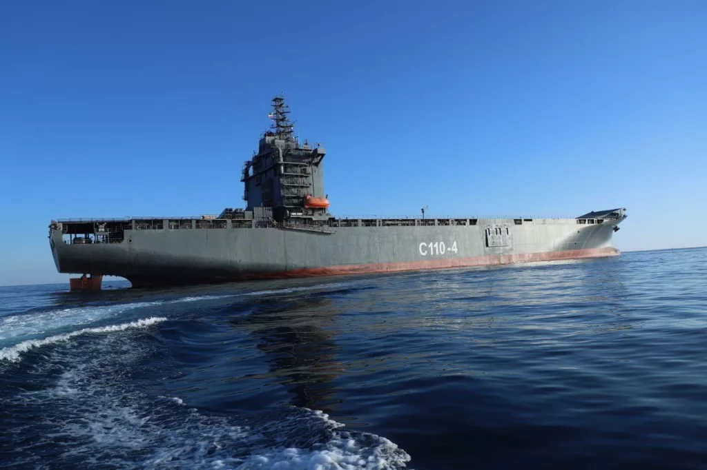 Вчера ВМС КСИР Ирана объявили о вводе в эксплуатацию корабля-носителя беспилотников «Бахман Багери». Это переделанный контейнеровоз «Перарин», который был перестроен в авианосец