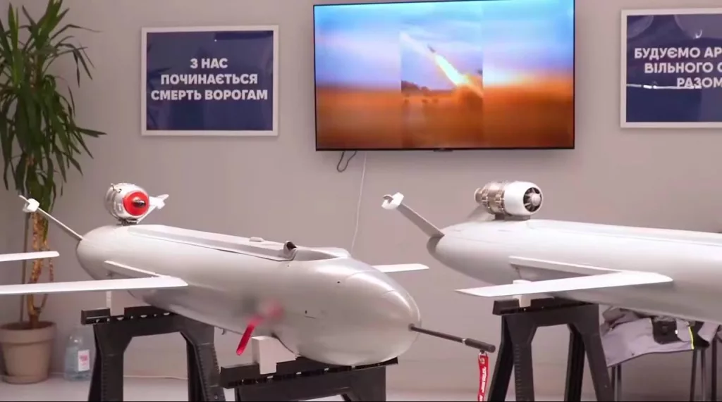 Демонстрация председателю военного комитета НАТО Джузеппе Каво Драгоне сборочных линий представленного в декабре прошлого года реактивного БПЛА «Пекло» и дронов-камикадзе Ан-196 «Лютый», расположенных, вероятно, в Киеве