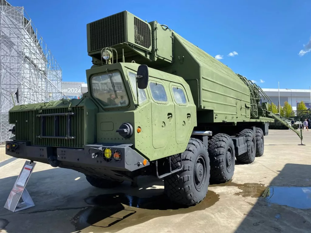 Автономная пусковая установка 15У168 подвижного грунтового ракетного комплекса 15П158 "Тополь" на форуме «Армия-2024»