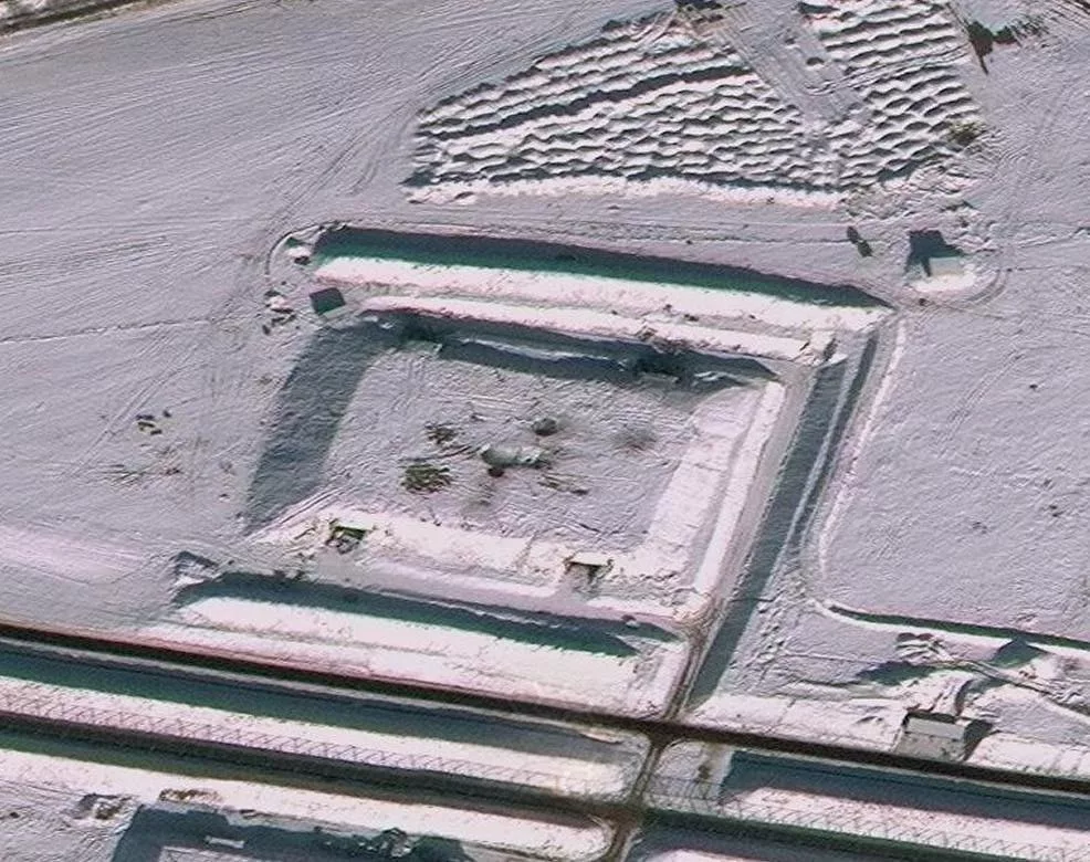 Последствия удара двумя ракетами Strom Shadow с проникающей боевой частью по одному из подземных хранилищ в Орловской области