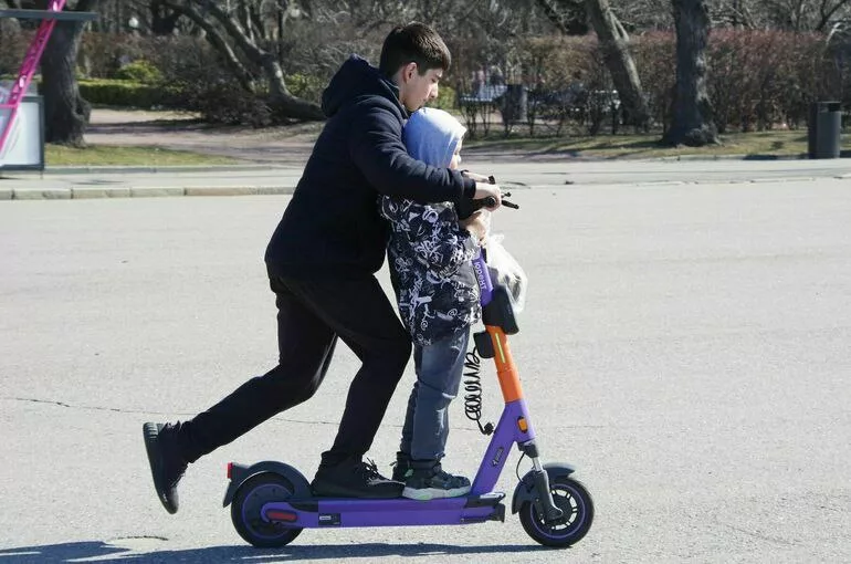 В России нашли решение проблемы подростков на электросамокатах