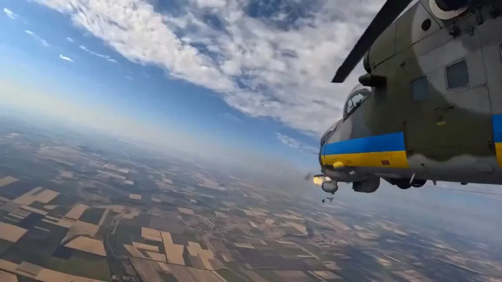 Работа украинских Ми-24 при помощи 12,7-мм пулеметов ЯкБ-12,7 по российским дронам-камикадзе "Герань-2"