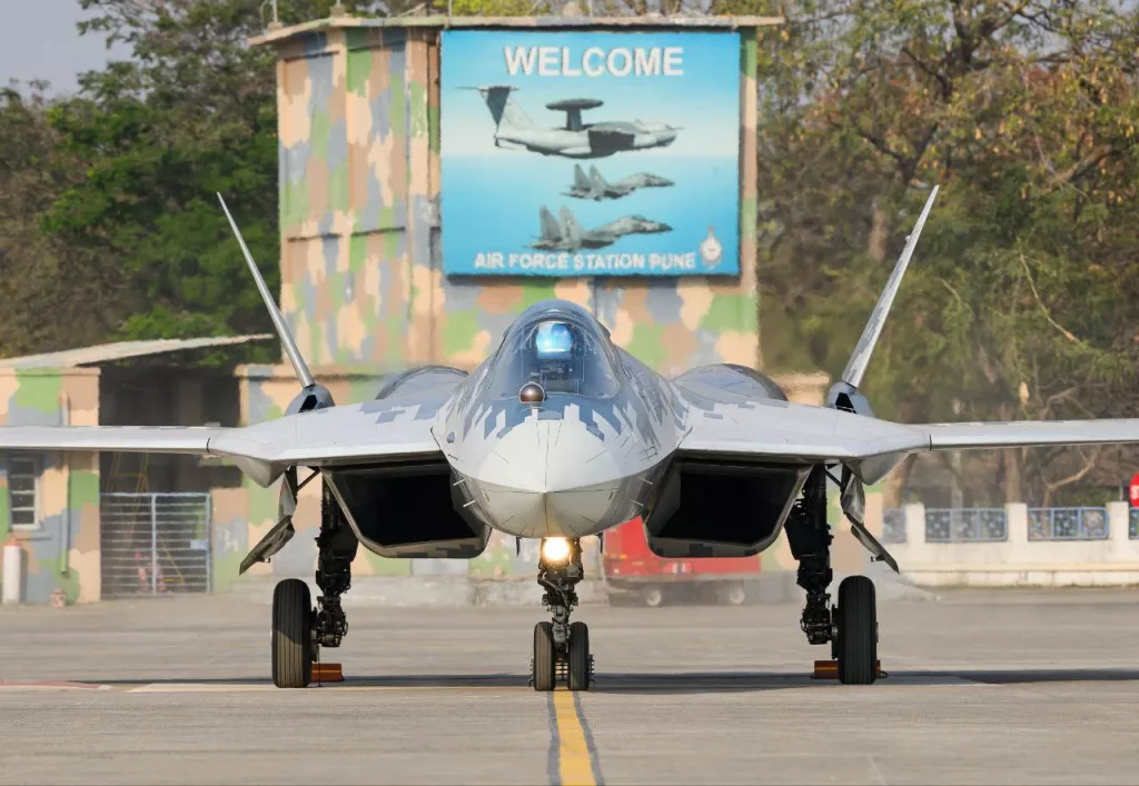 Первые Су-57 могут быть доставлены иностранному заказчику уже в текущем году, заявил глава «Рособоронэкспорта» на выставке Aero India 2025