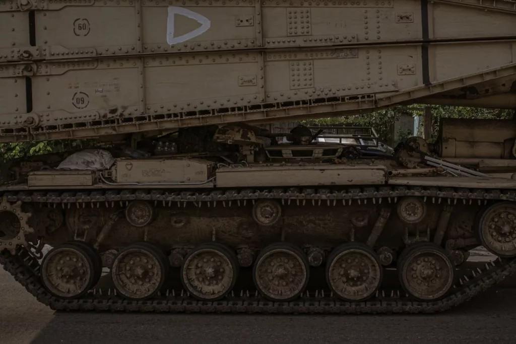 Первые фотографии американского танкового мостоукладчика M60 AVLB, переданного 5-й ОТБр ВСУ, появились еще зимой 2024