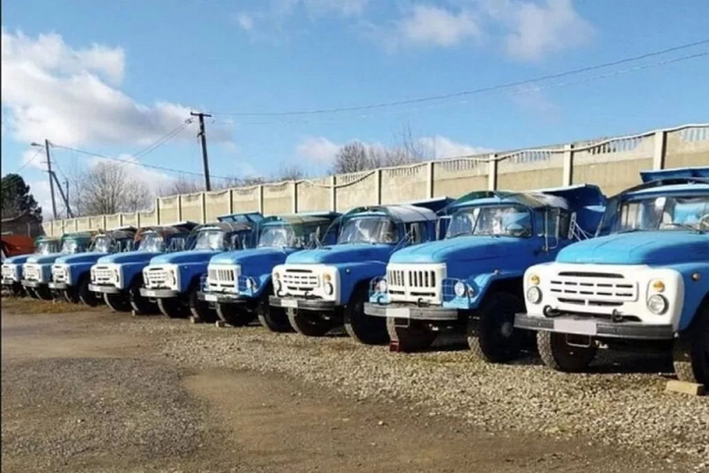 В подмосковном Дмитрове продолжают распродавать коллекцию раритетных грузовиков ЗИЛ-130, выпущенных с 1986 по 1991 год. Собственником этой коллекции является клуб ретро-автомобилей АМО ЗИЛ