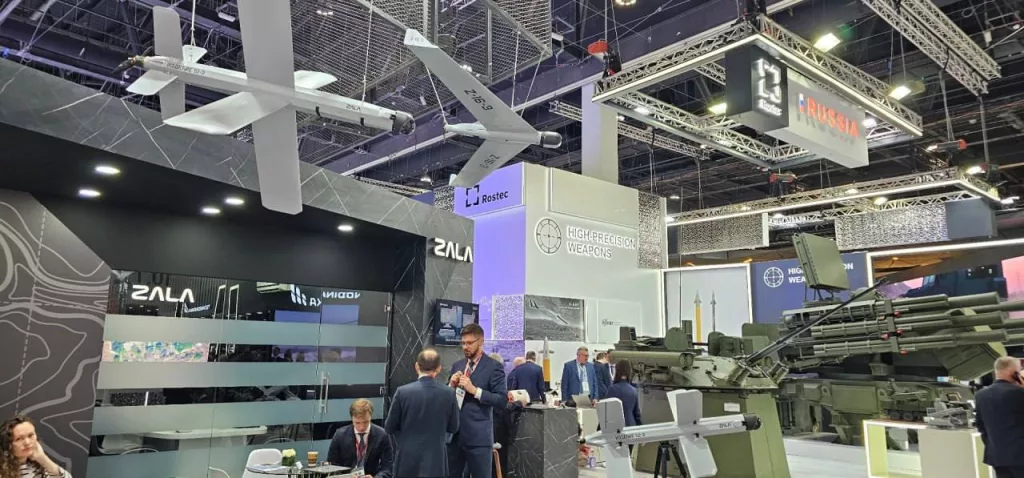 Т-90МС «Прорыв» с защитой от FPV, ЗРК «Панцирь-СМД-Е, боевой модуль Б05Я01 «Бережок» на открывшейся международной оборонной выставке “IDEX-2025”, ОАЭ