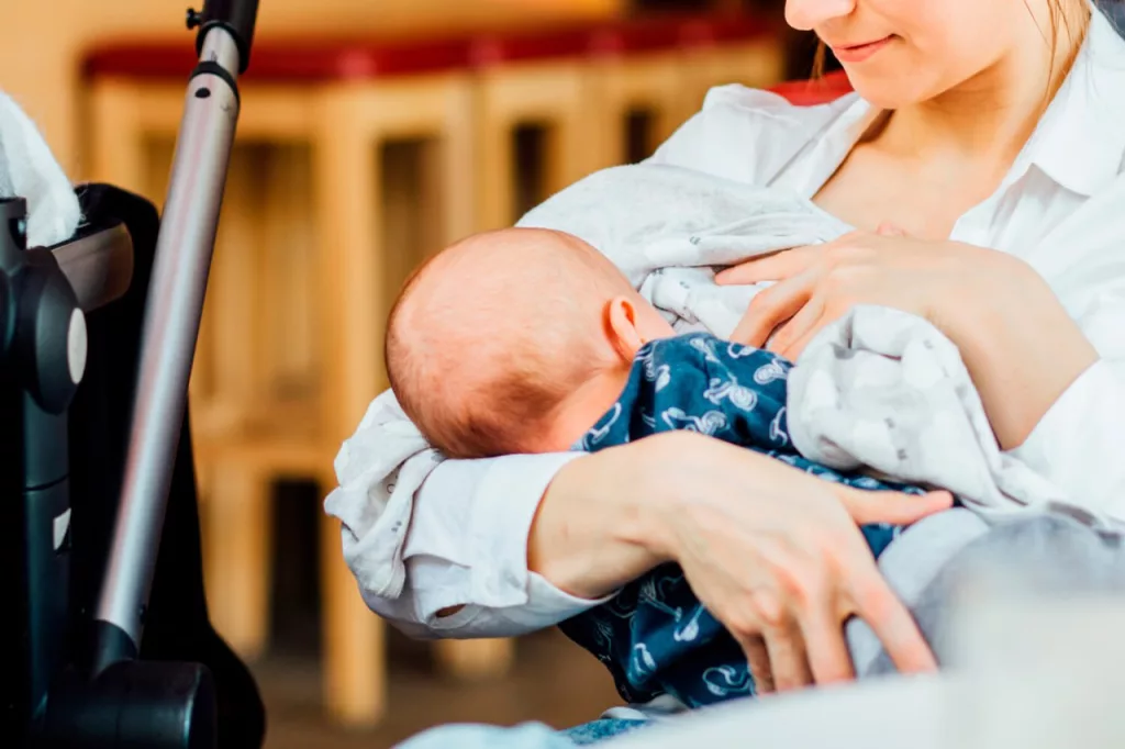 В России требуют официально разрешить женщинам кормить грудью в общественных местах