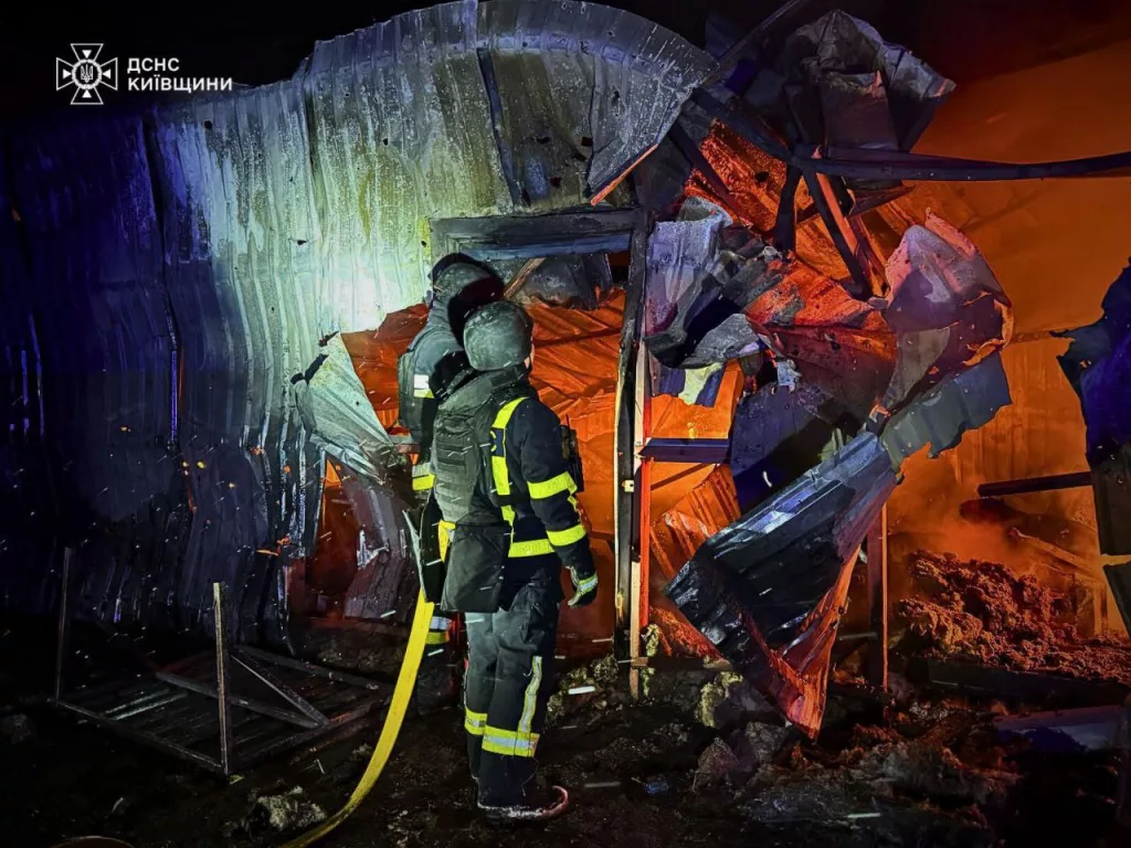 ВС РФ нанесли комбинированный удар по пяти областям Украины. По предварительным данным, было задействовано не менее 100 БПЛА-камикадзе типа Герань-2