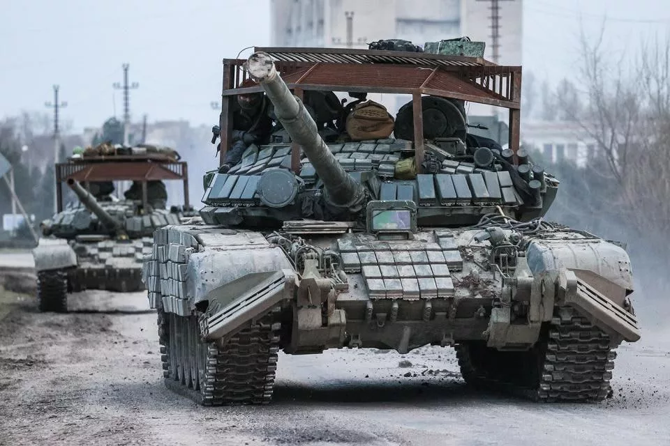 Иранский Т-72С с антидроновым козырьком, спроектированным явно под влиянием аналогичной еще предвоенной российской конструкции