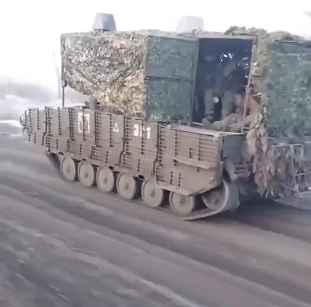 Российская БМП-2 с огромной десантной будкой поверх крыши корпуса и системой РЭБ