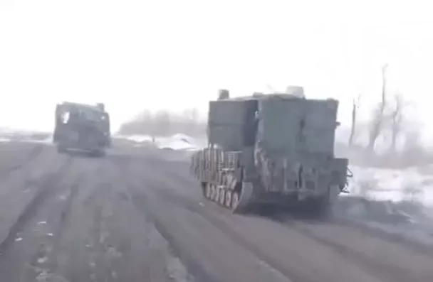 Российская БМП-2 с огромной десантной будкой поверх крыши корпуса и системой РЭБ