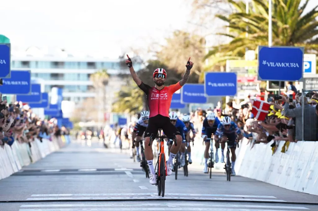 Самая абсурдная гонка в истории велоспорта прошла в Португалии. На финишной прямой почти все гонщики проехали нужный поворот