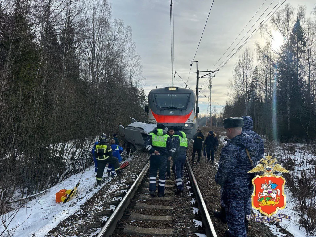 «Лада» влетела под электричку в подмосковной Дубне