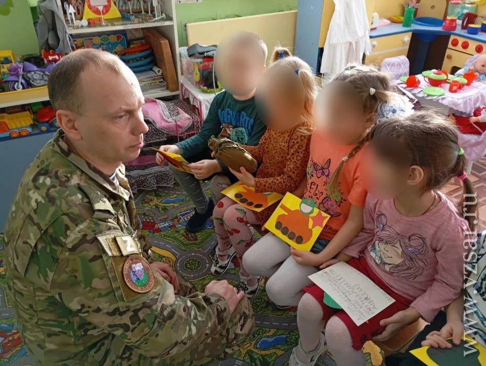 В Энгельсе 47-летний Сергей Сахнов зверски избил ветерана Донбасса и Сирии Антона Коршенинникова (на фото) прямо на глазах у школьников во время Урока мужества