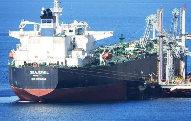 По меньшей мере три взрыва произошло на нефтяных танкерах теневого флота России в Средиземном море. Два из них — Seacharm и Seajewel — принадлежат греческой компании Thenamaris, третий Grace Ferrum ходил под ливийским флагом