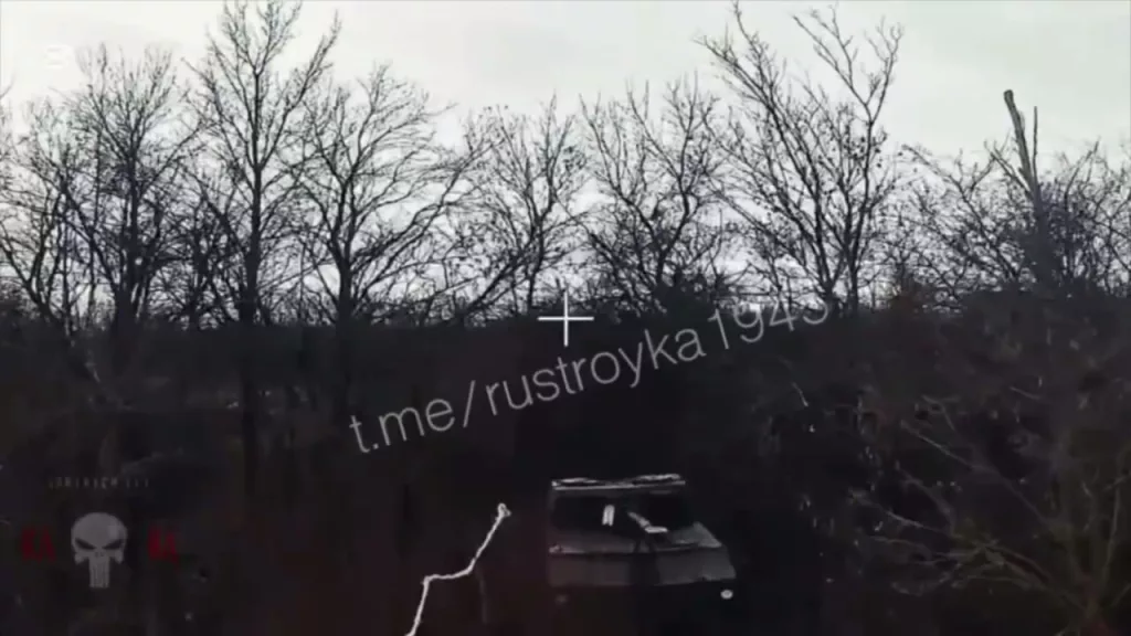 Корявенький макет 155-мм САУ M109 украинской армии, попавший в объектив российского FPV-дрона, Курская область