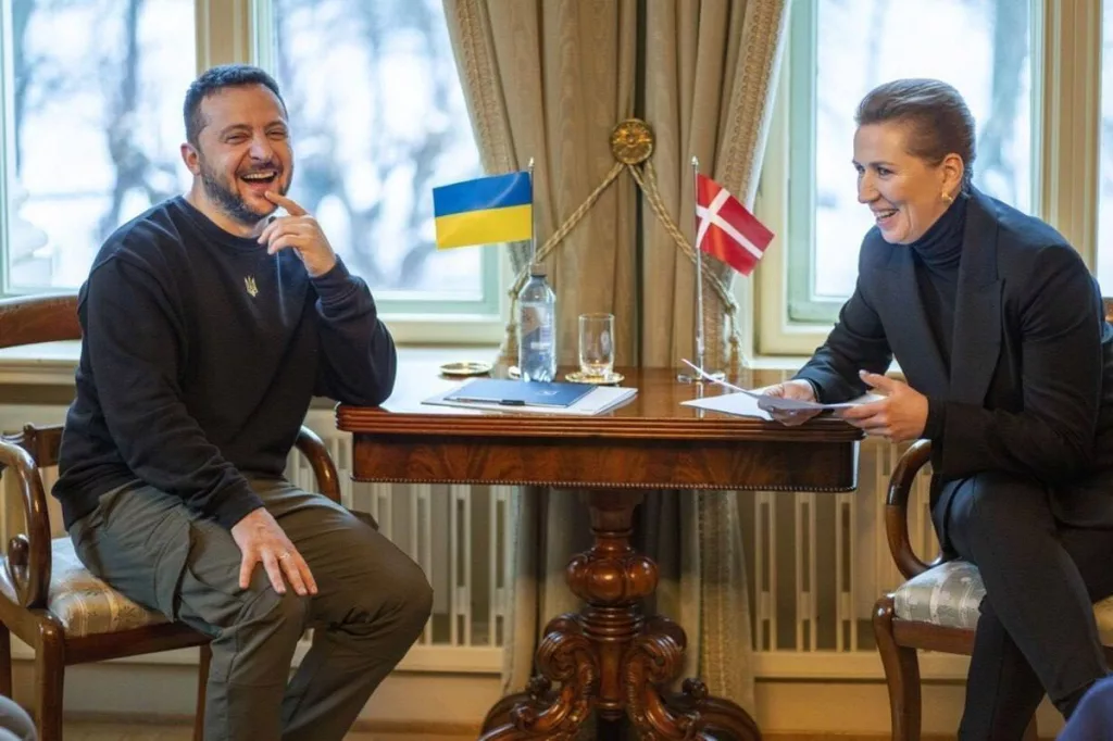 Премьер-министр Дании Метте Фредериксен, которая сегодня посещает Киев, считает, что Украине лучше продолжать войну с Россией, чем соглашаться на мир