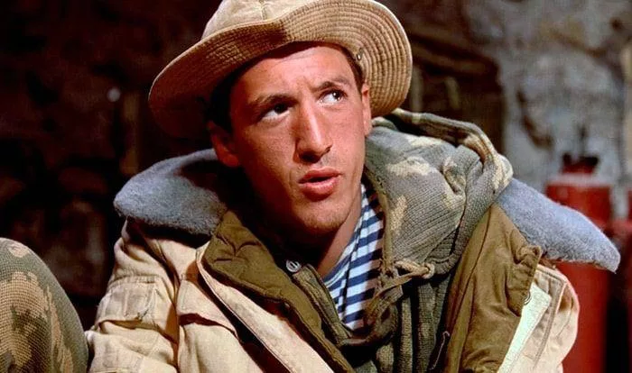 Иноагенту Артуру Смольянинову заблокировали банковские счета. Причина: уехавший актёр не предоставил налоговую декларацию