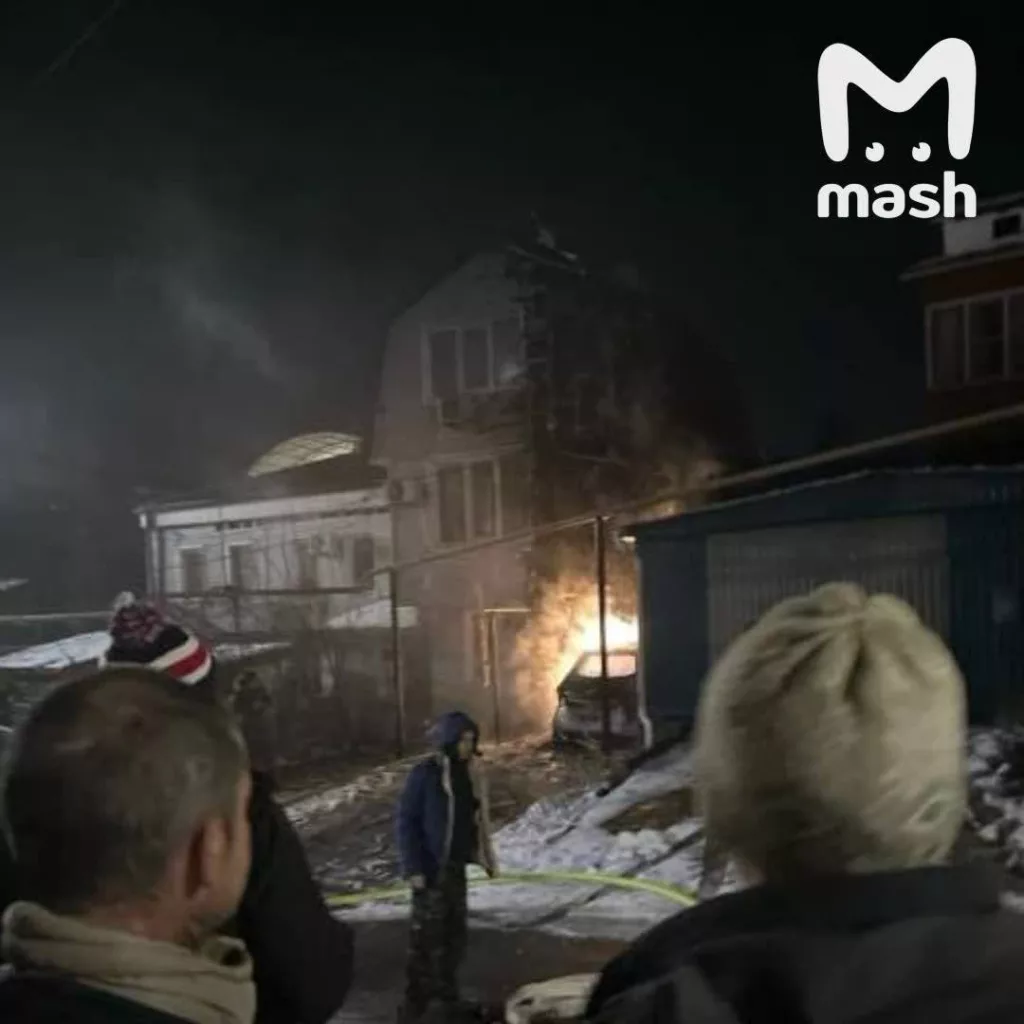 ВСУ атаковали Туапсе. В небе прозвучало больше 40 взрывов. Система ПВО поразила дроны, обломки нескольких упали на частные дома в Темрюкском районе, Туапсе и селе Джигинка