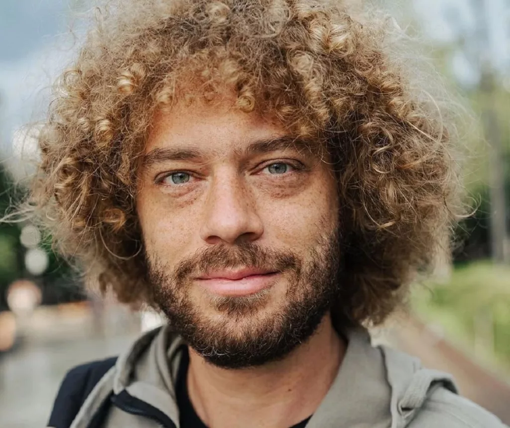 Суд в Москве арестовал счета блогера Ильи Варламова, обвиняемого в уклонении от исполнения обязанностей иноагента