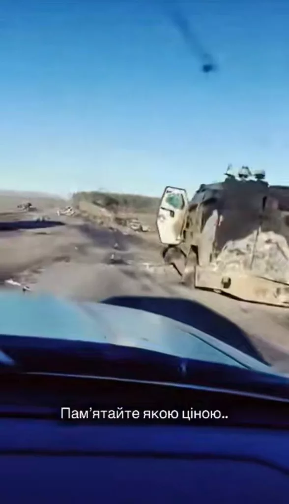 Колонна ВСУ в составе бронеавтомобилей и БМП M2A2 Bradley ODS-SA, разбитая на объездной дороге у трассы Н-07/Р-200, проходящей у села Гончаровка Курской области