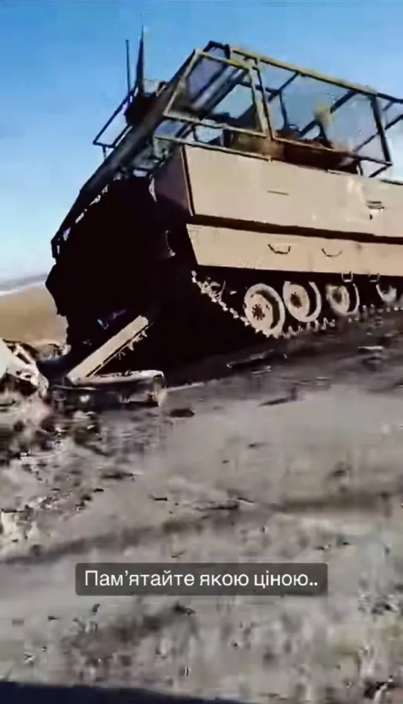 Колонна ВСУ в составе бронеавтомобилей и БМП M2A2 Bradley ODS-SA, разбитая на объездной дороге у трассы Н-07/Р-200, проходящей у села Гончаровка Курской области