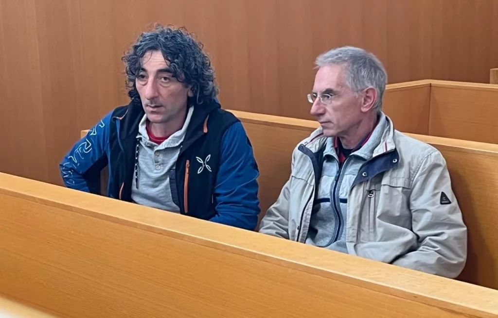 Напавших на генконсульство РФ в Марселе приговорили к 8 месяцам лишения свободы. Отбывать они их будут дома и носить электронные браслеты