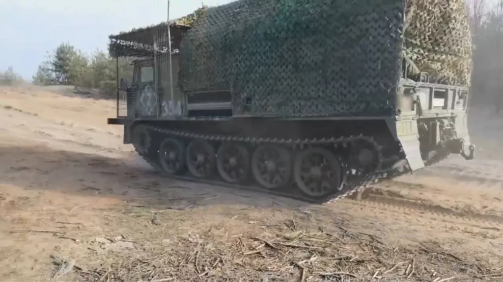 Раритетный гусеничный артиллерийский тягач АТС-59Г снова засветился в сюжете Министерства обороны о боевой работе специалистов службы горюче-смазочных материалов 20-й общевойсковой армии группировки войск «Запад» в ЛНР