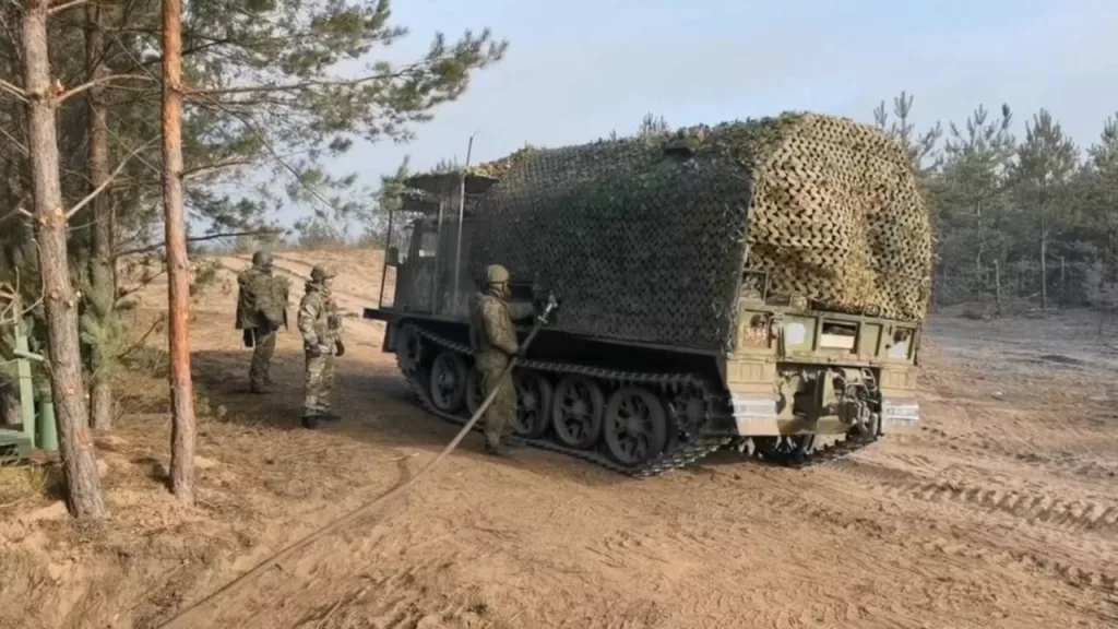 Раритетный гусеничный артиллерийский тягач АТС-59Г снова засветился в сюжете Министерства обороны о боевой работе специалистов службы горюче-смазочных материалов 20-й общевойсковой армии группировки войск «Запад» в ЛНР