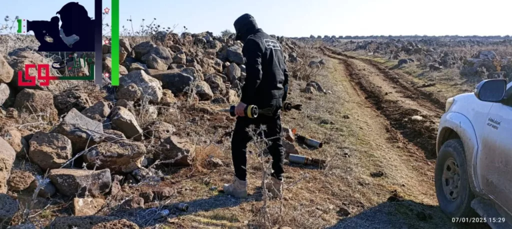 Очередной штрих современной Сирии - местные жители в провинциях Даръа и Эс-Сувейда потрошат ящики с боеприпасами на брошенных военных базах бывшей сирийской армии