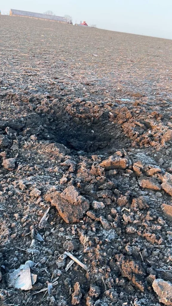 Сегодня ночью в ходе налета по целям на территории Украины в Молдове упала парочка "Гераней", местная полиция опубликовала снимки с места происшествия