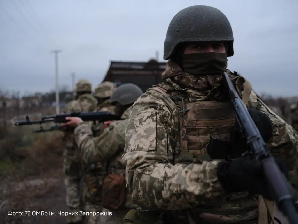 Свежее пополнение 72-й мехбригады ВСУ, утратившей боеспособность после боев за Угледар, проводит тренировки в Херсонской области вместе с закованным в антидроновую клетку БТР-80