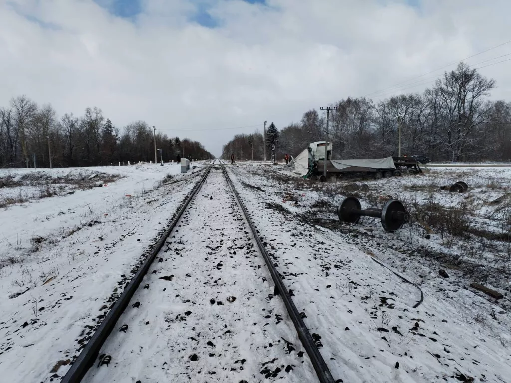 Фура из Бресткой области столкнулась с поездом в Брянской области