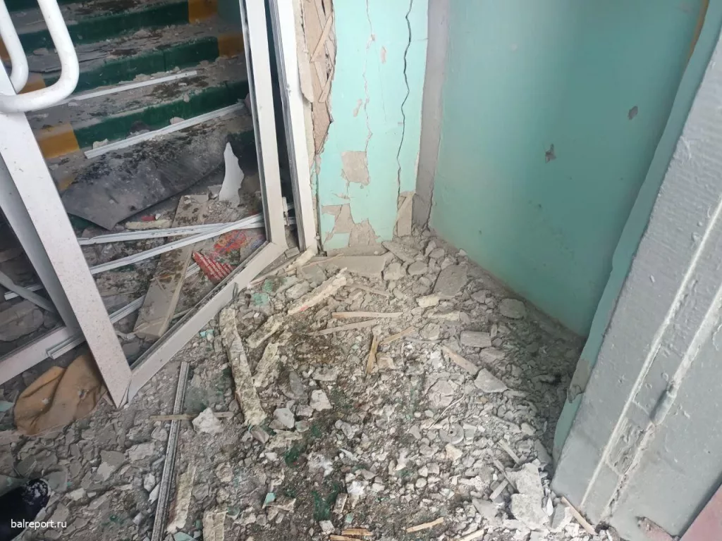 Взрывное устройство сдетонировало у подъезда многоэтажки в Саратовской области. Предположительно — это попытка теракта, сообщили местные СМИ