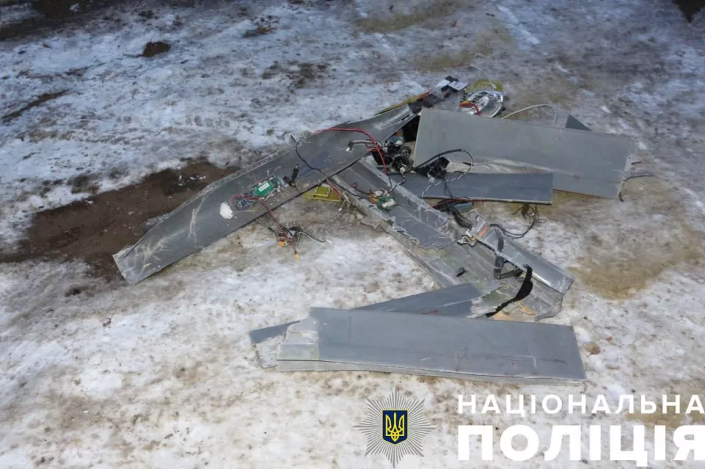 Обломки и боевая часть пока неизвестного дрона-камикадзе, с недавних пор применяемого ВС РФ в Сумской области