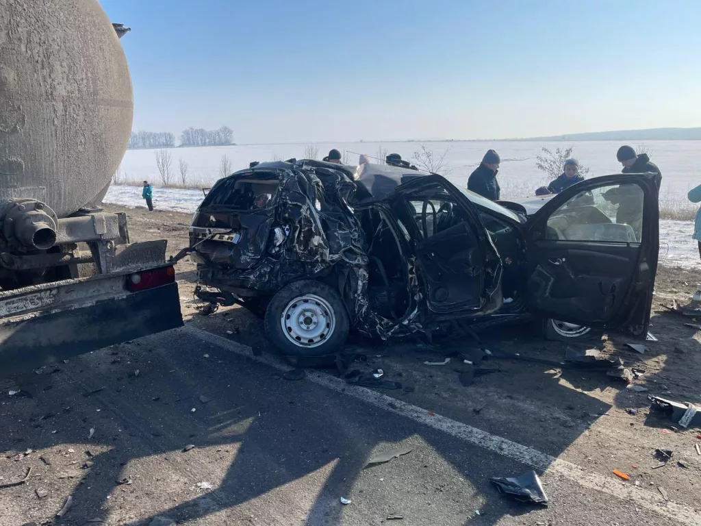 На трассе в Курской области столкнулись 12 машин, включая шесть грузовиков, погибли четыре человека