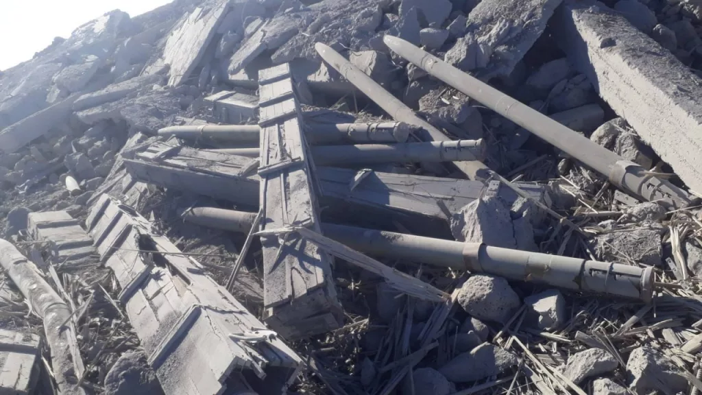 Очередной штрих современной Сирии - местные жители в провинциях Даръа и Эс-Сувейда потрошат ящики с боеприпасами на брошенных военных базах бывшей сирийской армии