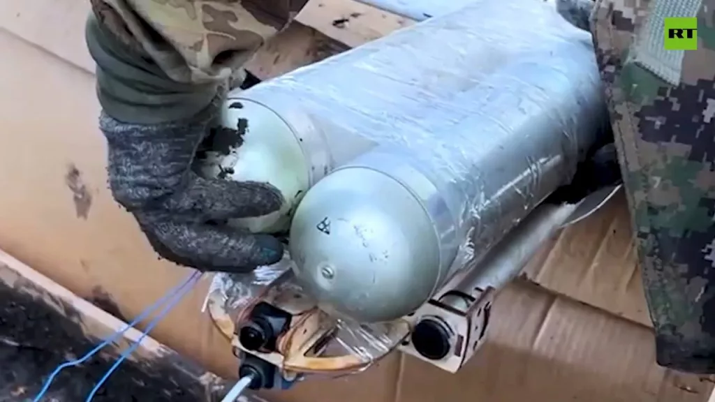 Операторы БПЛА группы «Конторы» 1-й танковой армии на Купянском направлении применяют в качестве БЧ для FPV-дронов самолётного типа «Молния-2»