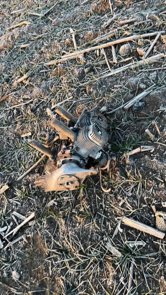 Сегодня ночью в ходе налета по целям на территории Украины в Молдове упала парочка "Гераней", местная полиция опубликовала снимки с места происшествия