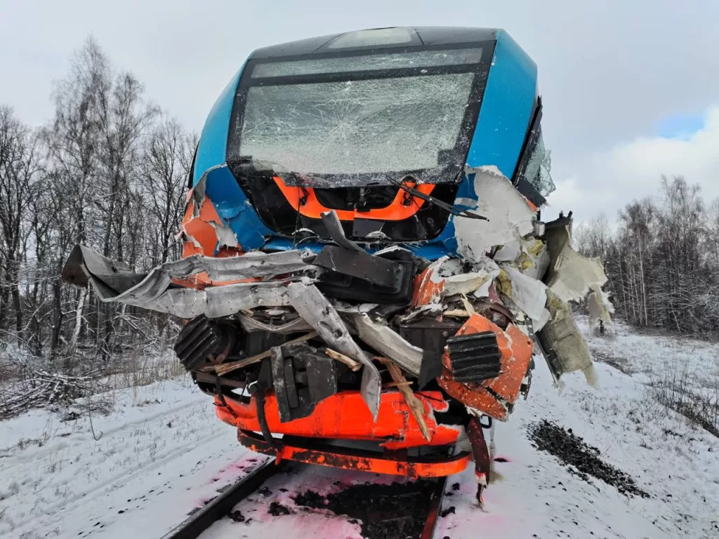 Фура из Бресткой области столкнулась с поездом в Брянской области