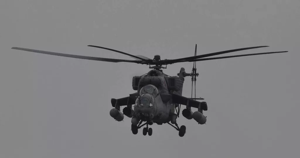 25.02.2022. Ми-35М ВКС РФ сопровождают одну из колонн на Херсонском направлении