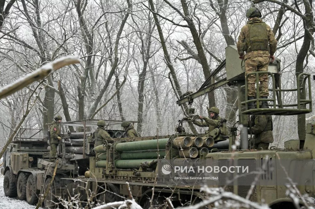 Процесс заряжания БМ 9П140 из ТЗМ 9T452 РСЗО 9К57 «Ураган» группировки войск «Центр» на Покровском (Красноармейском) направлении